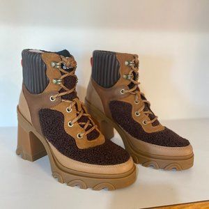 WOMEN'S BREX™ HEEL COZY LACE BOOTIE - VELVET TAN